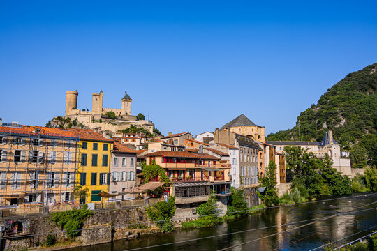 Vue sur la ville et le Ch&acirc;teau de Foix dans les Pyr&eacute;n&eacute;es en France