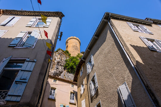 Vue sur la ville et le Ch&acirc;teau de Foix dans les Pyr&eacute;n&eacute;es en France