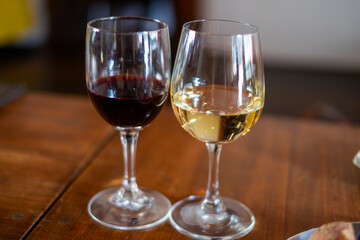 赤ワインと白ワイン