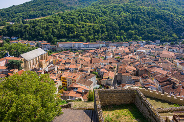 Fototapeta premium Vue sur la ville de Foix du haut du château dans les Pyrénées en France