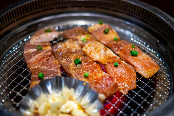 カルビを焼く