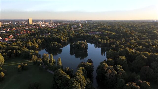 Luftaufnahme vom Kleinhesseloher See im Englischen Garten in Munchen, Bayern. Beruehmter Park mit Wasser, Inseln und Natur. Beliebtes Reiseziel in Deutschland im Sommer.