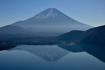 天子山地の中之倉峠の展望台より　富士山と静観な本栖湖に映る逆さ富士
