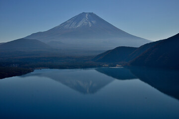 Fototapeta premium 天子山地の中之倉峠の展望台より 富士山と静観な本栖湖に映る逆さ富士 