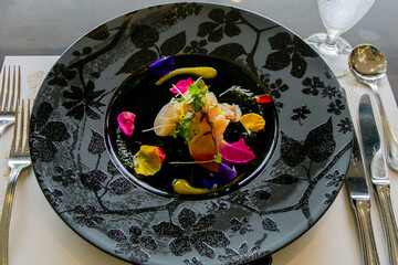 貝とエディブルフラワーのサラダ