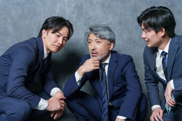 休憩するビジネスマンたち