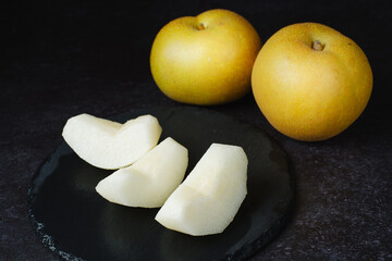 カットした梨と丸の梨