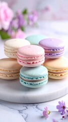Obraz premium Macaron Francesi Artigianali – Dolci Eleganti su Sfondo Minimal e Marmo