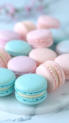 Fototapeta premium Macaron Francesi Artigianali – Dolci Eleganti su Sfondo Minimal e Marmo