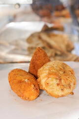 Tris di frittura napoletana con crocchè di patate, frittatina di pasta e arancino di riso