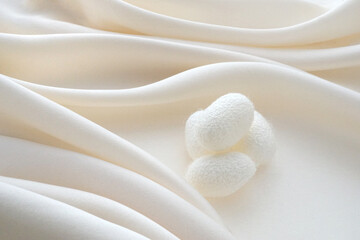 流れのあるシルクサテンと繭玉