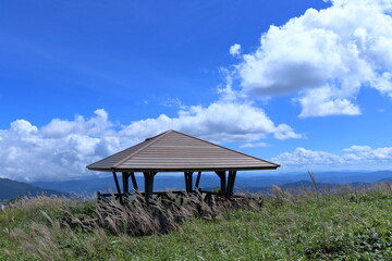 天狗高原　見晴台の東屋　晩夏　（四国カルスト）