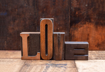 Das Wort LOVE mit alten Holzlettern gelegt.  Die Lettern sind alt und benutzt, teils mit...