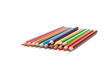 Naklejka premium A collection of colorful pencils arranged in a diagonal line against a plain white background.