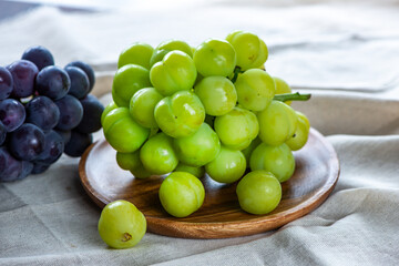 新鮮なピオーネとシャインマスカット
