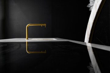 Arquitectura minimalista contemporánea con líneas limpias y luz natura © Cesar