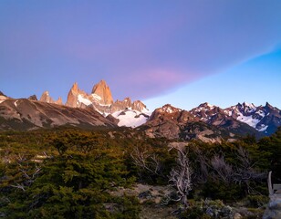 Obraz premium Mountain peaks at dawn