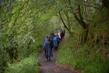 Groupe de randonneurs sous la pluie en Bretagne