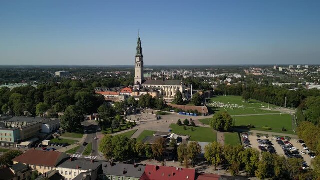 Jasna G&oacute;ra - Częstochowa - Polska - najbardziej znane miejsce kultu religijnego w Polsce nagrane dronem w wysokiej jakości