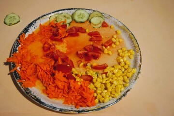 Frischer Salat auf Glasplatte