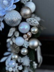 olding christmas wreath	
