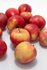 Jabłka na białym studyjnym tle
