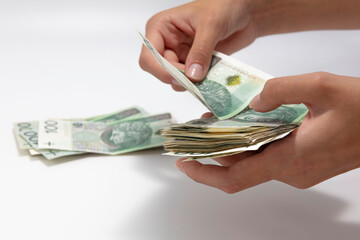 Polskie pieniądze, banknoty w kobiecych dłoniach na białym tle