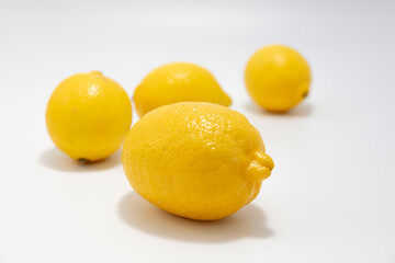 Cytryny na białym studyjnym tle
