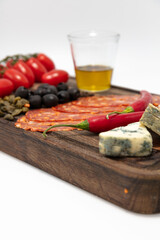 Włoskie przekąski na drewnianej desce