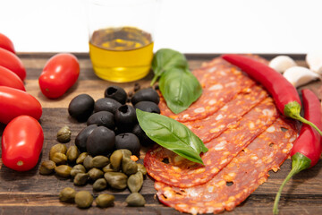 Włoskie przekąski na drewnianej desce