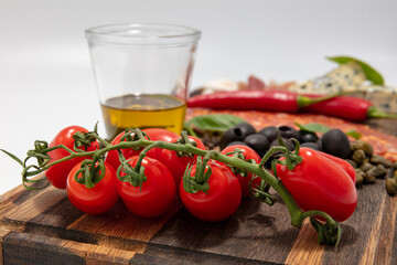 Włoskie przekąski na drewnianej desce