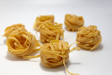 Makaron tagliatelle na białym tle © hunter76