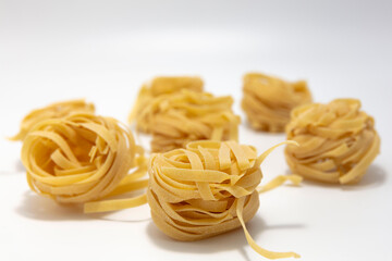 Makaron tagliatelle na białym tle © hunter76