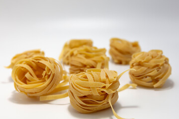 Makaron tagliatelle na białym tle © hunter76