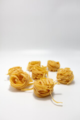 Makaron tagliatelle na białym tle © hunter76
