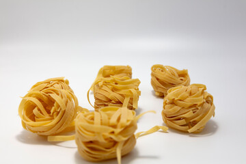 Makaron tagliatelle na białym tle © hunter76