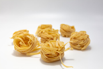 Makaron tagliatelle na białym tle © hunter76