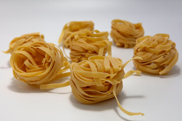 Makaron tagliatelle na białym tle © hunter76