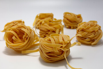 Makaron tagliatelle na białym tle © hunter76