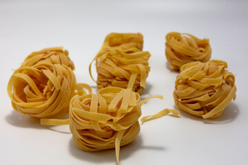 Makaron tagliatelle na białym tle © hunter76