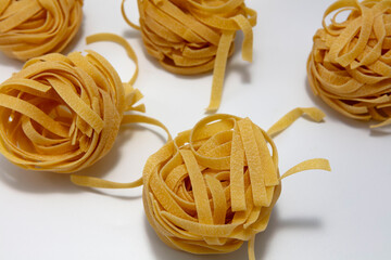 Makaron tagliatelle na białym tle © hunter76