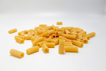 Makaron rigatoni na białym tle
