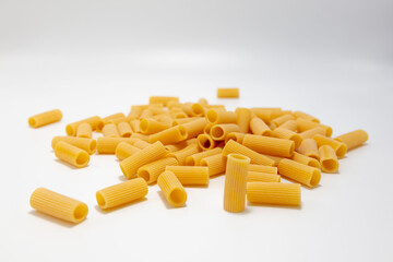 Makaron rigatoni na białym tle