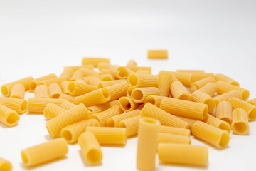 Makaron rigatoni na białym tle