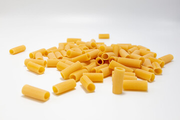 Makaron rigatoni na białym tle