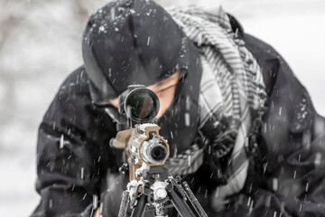 Fototapeta premium Soldier’s Resolve: Training with Precision in a Winter Storm