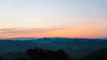 viaje campestre por España paisajes pintorescos amanecer y arboles