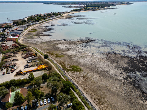 Vue a&eacute;rienne de la pointe de la Fum&eacute;e &agrave; Fouras (17). Vu du ciel l'isthme qui relie la Pointe de la Fum&eacute;e et le continent. En arri&egrave;re-plan la jet&eacute;e de Fouras et la commune d'Yves sur le continent.