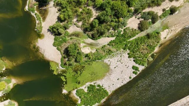 Vue a&eacute;rienne semi-verticale qui montre la v&eacute;g&eacute;tation install&eacute;e sur les iles situ&eacute;es en aval du pont de Beaugency sur la Loire. Travelling arri&egrave;re. 