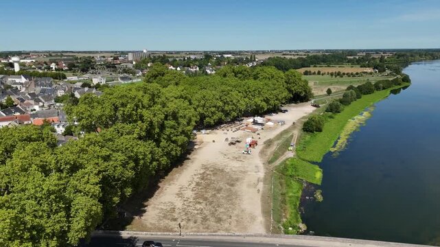 D&eacute;couverte de la ville de Beaugency et de ses monuments via un travelling aerien circulaire partant de la berge de la Loire.